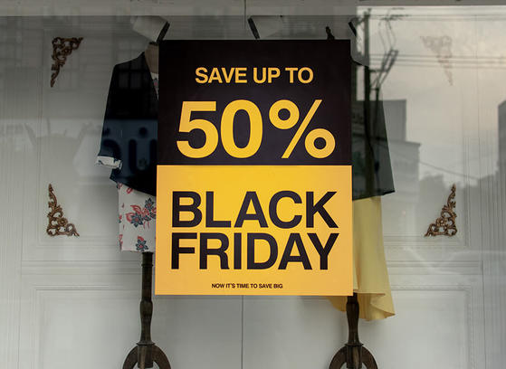 Store promoting Black Friday