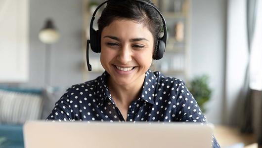 Contact Center_woman on phone